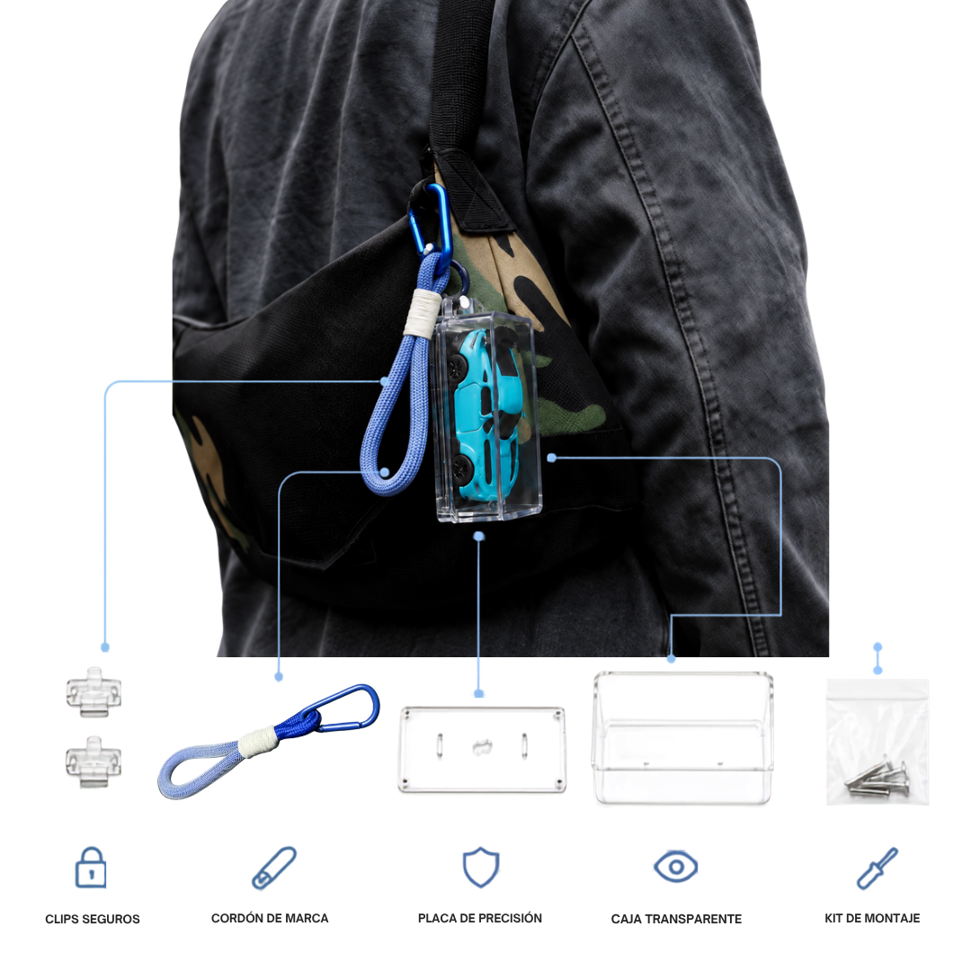 KicarBox colgado de una bandolera, con clips seguros, cordón de marca, placa de precisión, caja transparente y kit de montaje