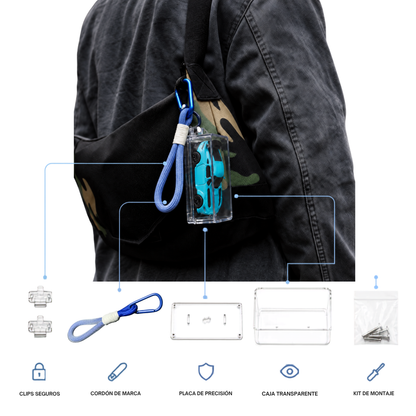 KicarBox colgado de una bandolera, con clips seguros, cordón de marca, placa de precisión, caja transparente y kit de montaje